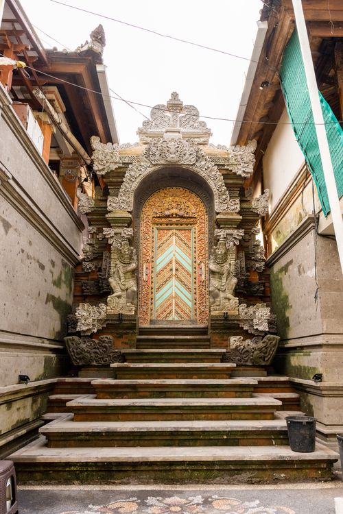 Free A beautifully intricate entrance to a Balinese temple, showcasing traditional architectural details and artistry. Stock Photo