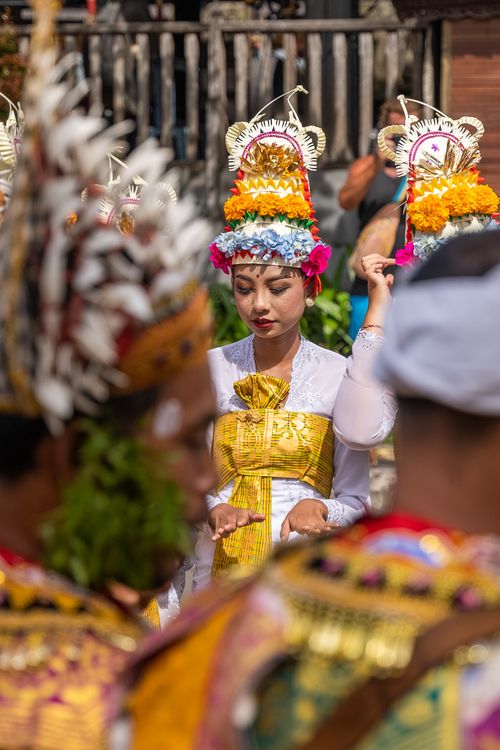 Free A colorful traditional Balinese ceremony featuring participants in intricate costumes and floral headdresses. Stock Photo