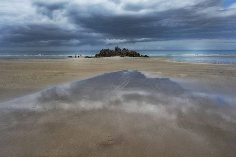 Plage d'Erquy sous ciel nuageux, environnement d'Yffiniac