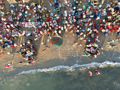 Free A lively overhead shot capturing the vibrant activity at a bustling beach market in Vietnam. Stock Photo