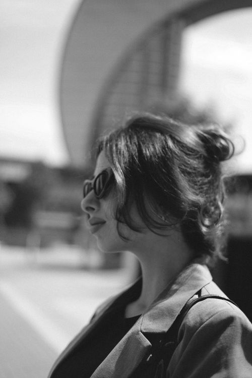 Free Black and white portrait of a stylish woman in sunglasses, captured in Baku's urban atmosphere. Stock Photo