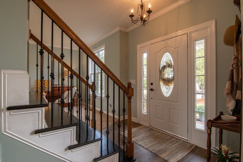 真鍮のシャンデリアと茶色の木製階段