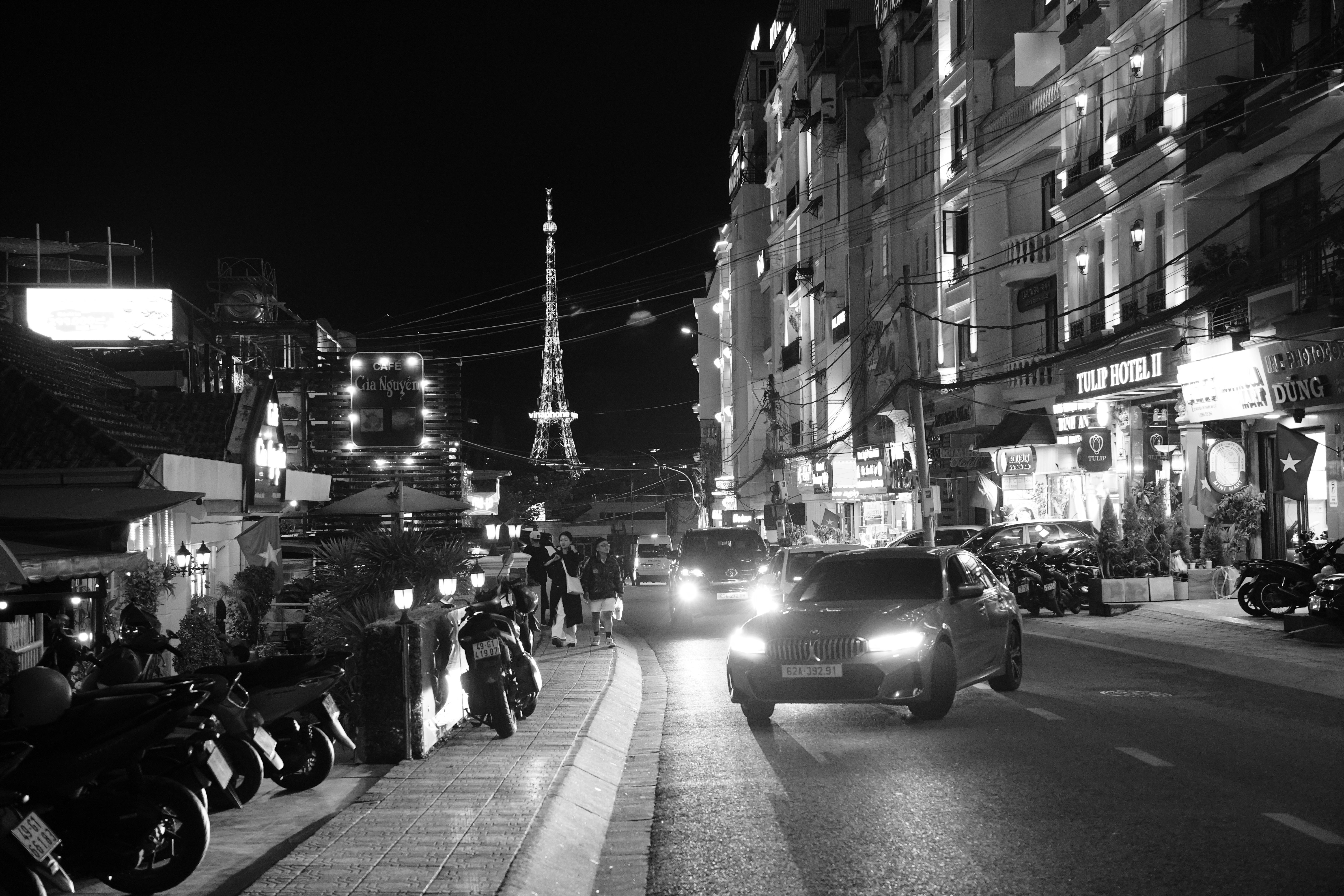 Eyfel Kulesi'nin altında düzenlenen gece defilesi