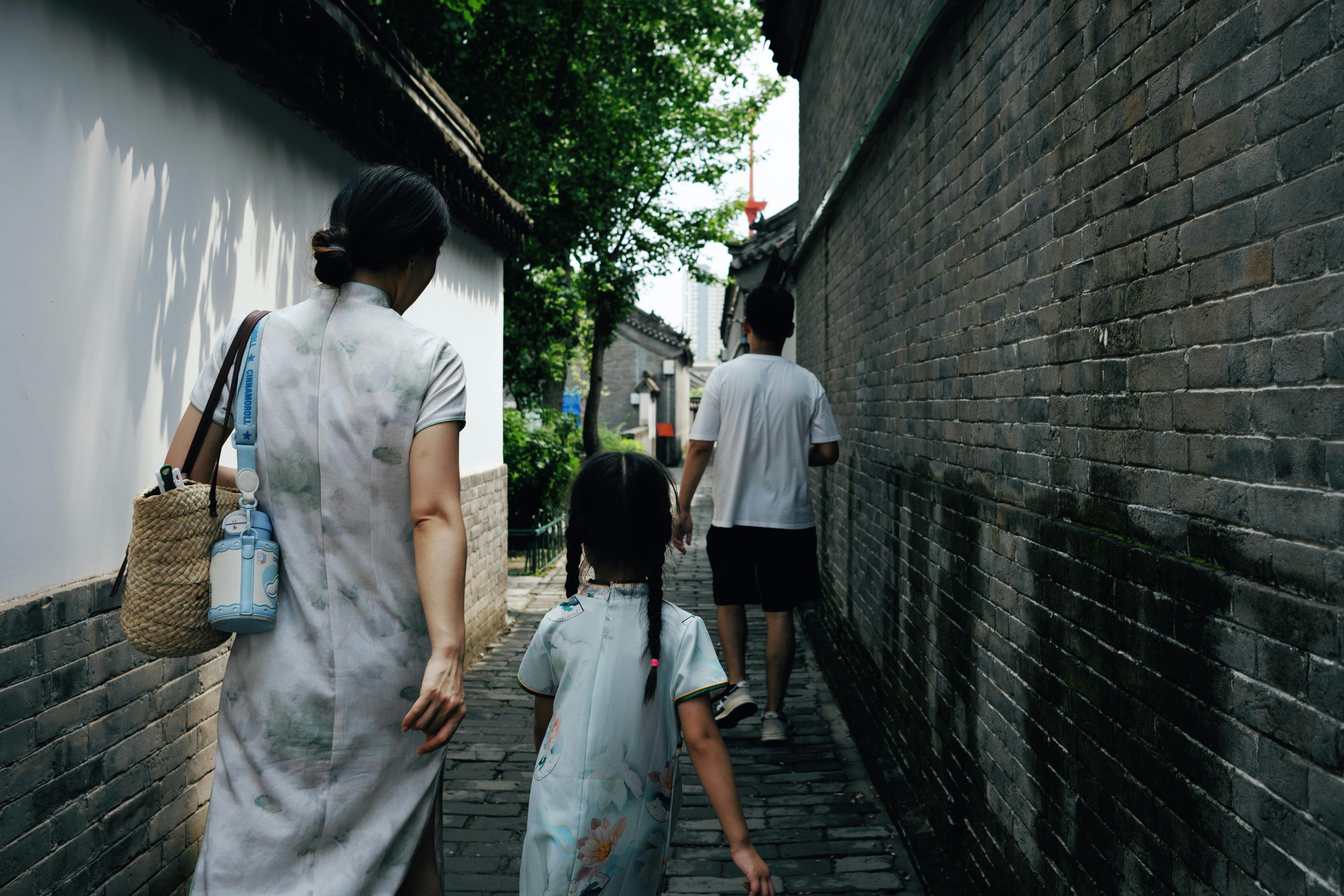 family travel tours — Photo by 小和尚 温柔的 on Pexels