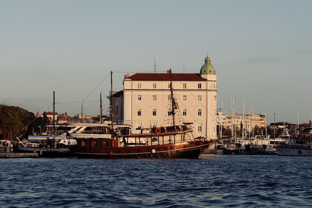 Velier istoric acostat pe coasta dalmata