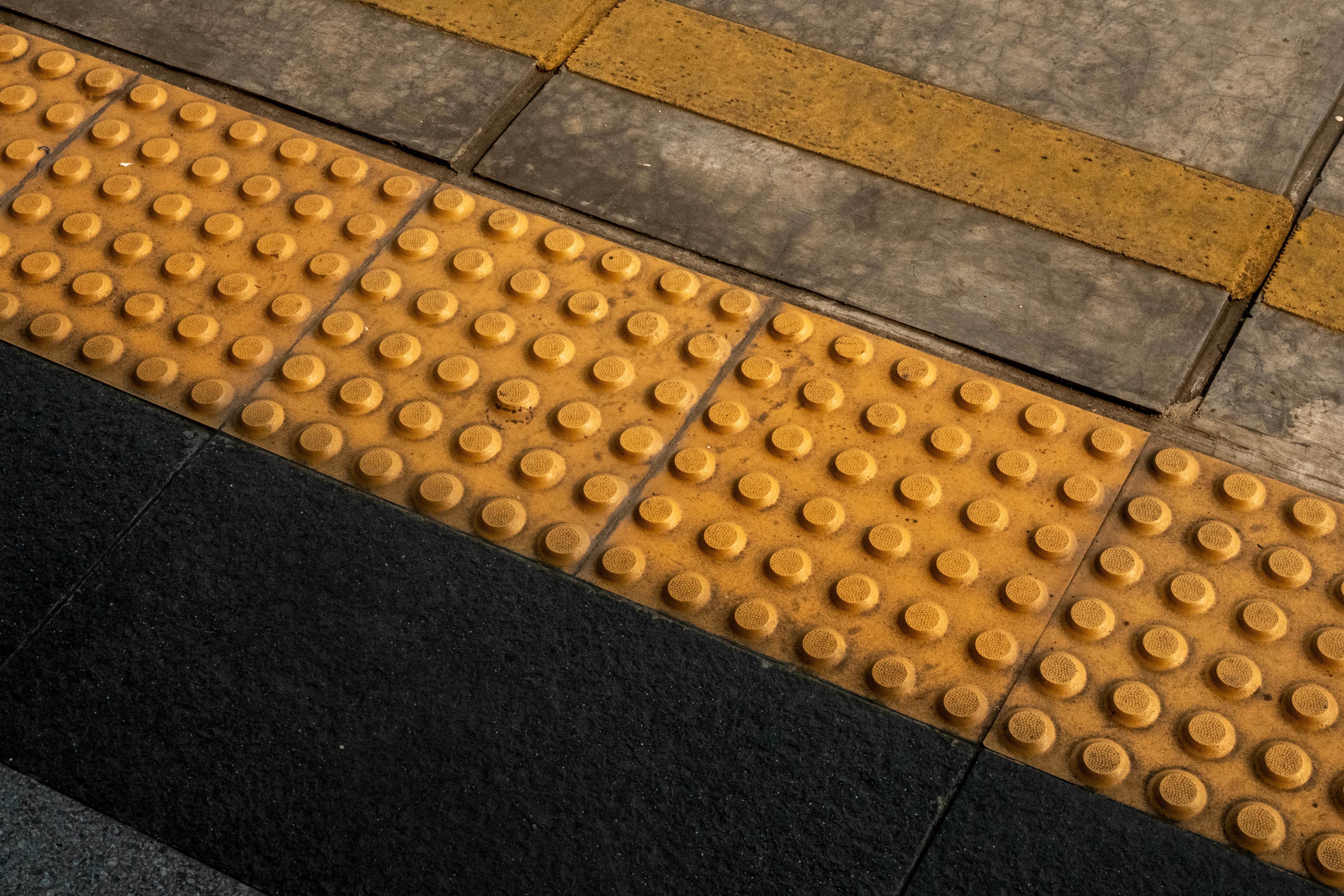 De franc Vista detallada dels blocs de guia tàctil per a l'accessibilitat a l'estació de tren de Jakarta. Foto d'estoc