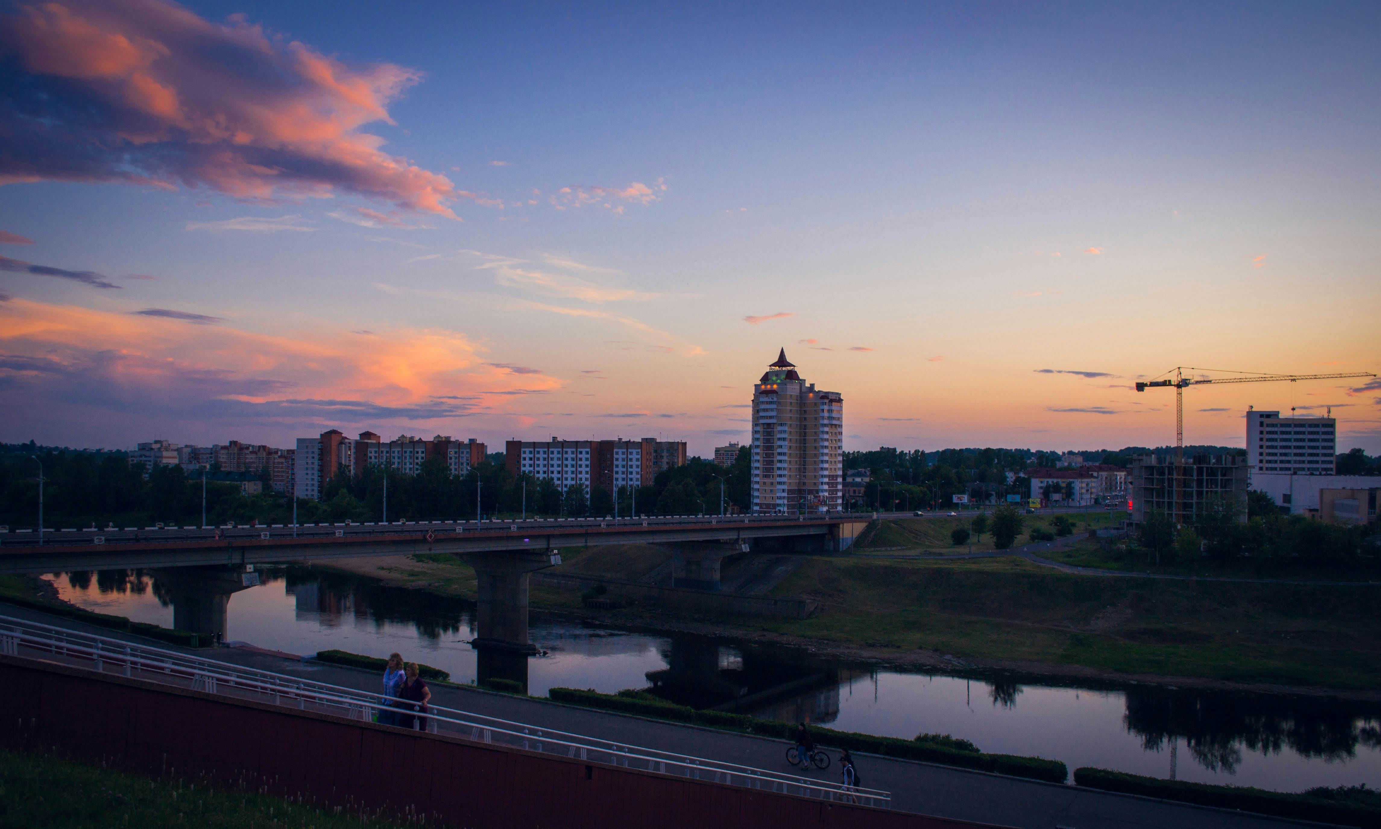 维西布斯克美丽的城市日落景观中，一座桥倒映在平静的河流里
