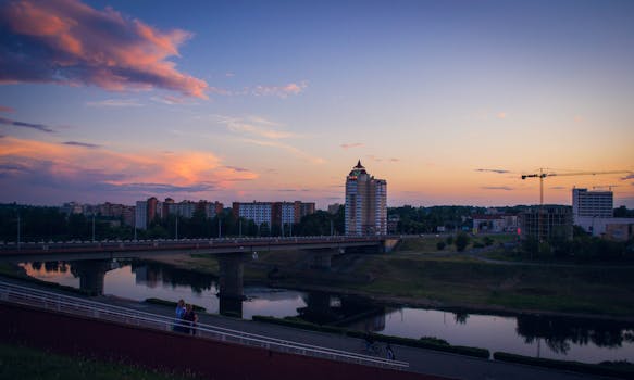 维西布斯克美丽的城市日落景观中，一座桥倒映在平静的河流里
