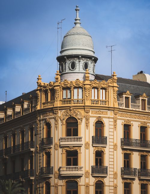 Free Majestic historic building with elaborate architecture and intricate carvings under a blue sky. Stock Photo
