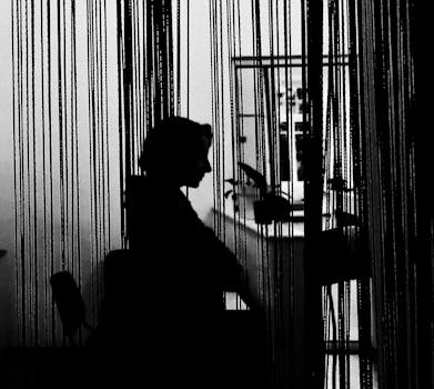 一名妇女坐在室内，窗帘后是她的黑白轮廓