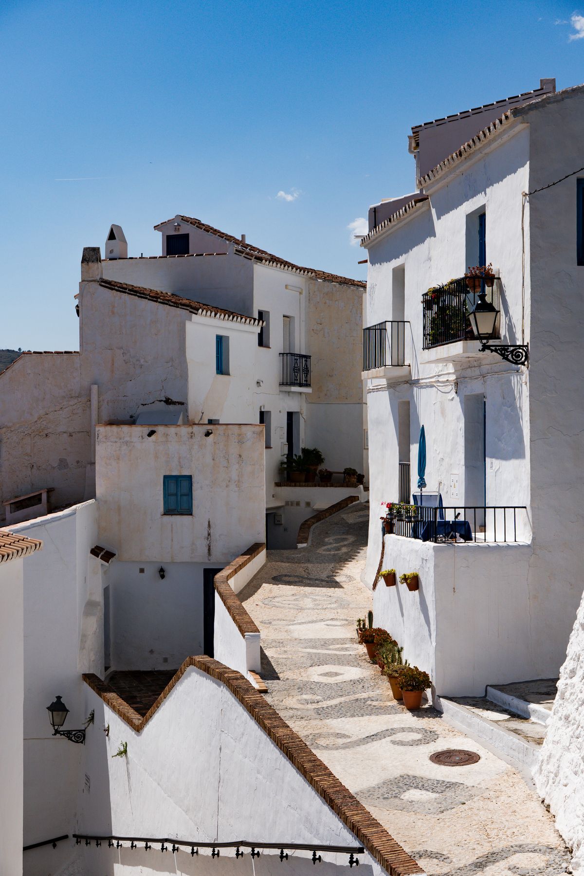Calle de un pueblo blanco andaluz