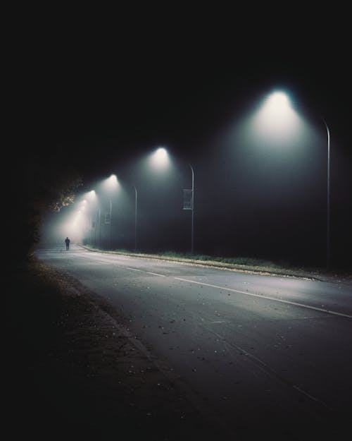 Широкая дорога с уличными фонарями