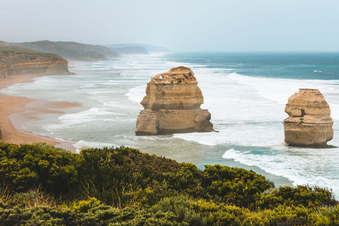 Uma vista de tirar o fôlego das formações de rochas The Twelve Apostles ao longo da Great Ocean Road em Victoria, Austrália.