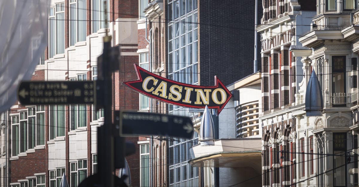 Vue de rue d'un panneau de casino au milieu de la beauté architecturale des bâtiments historiques d'Amsterdam.