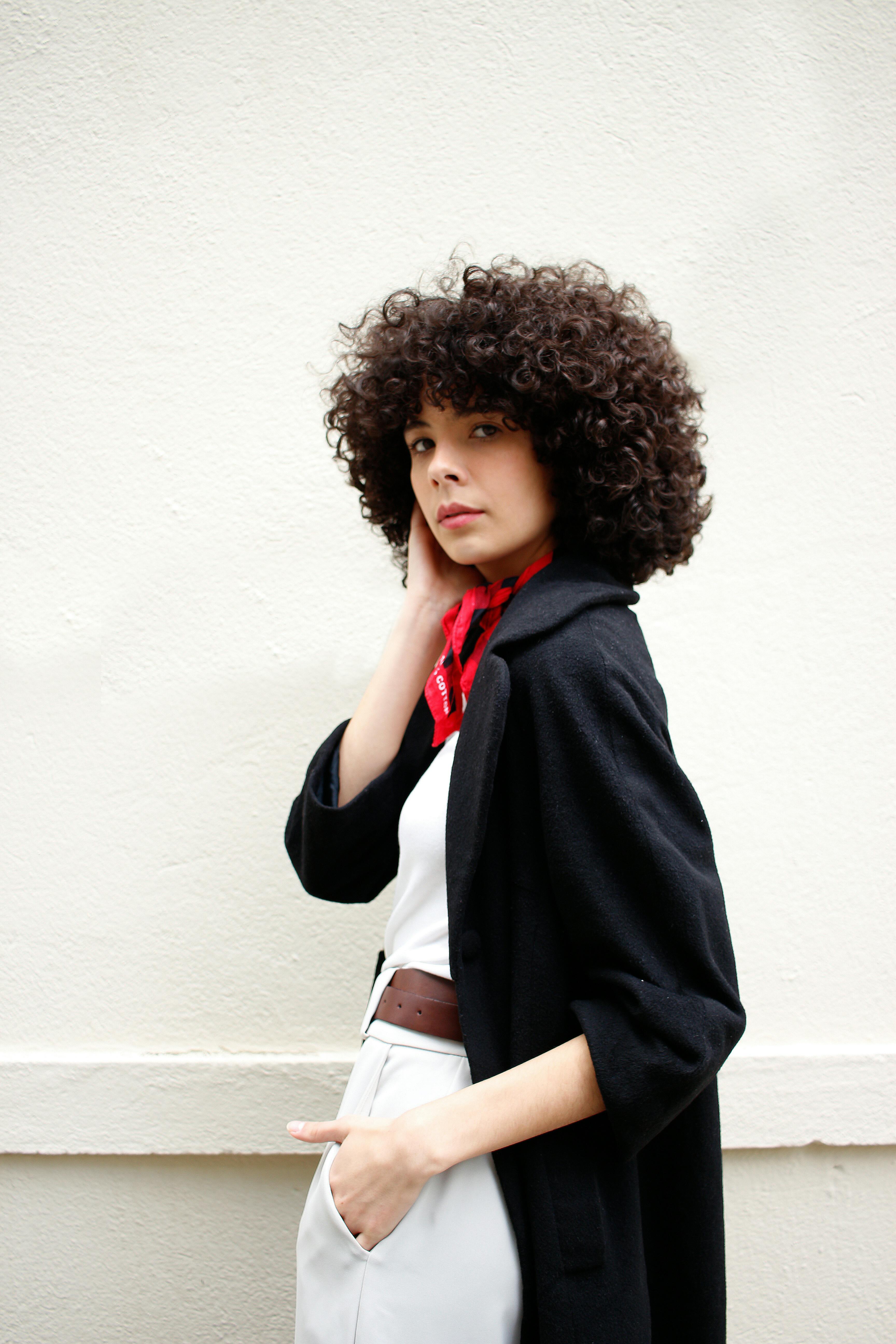 Kostenlos Frau In Schwarzer Strickjacke Und Weißem Top Stehend Stock-Foto