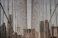 在晴朗的天空下，布鲁克林大桥与纽约市的天际线构成了一幅戏剧性的景观