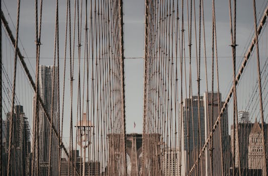 在晴朗的天空下，布鲁克林大桥与纽约市的天际线构成了一幅戏剧性的景观