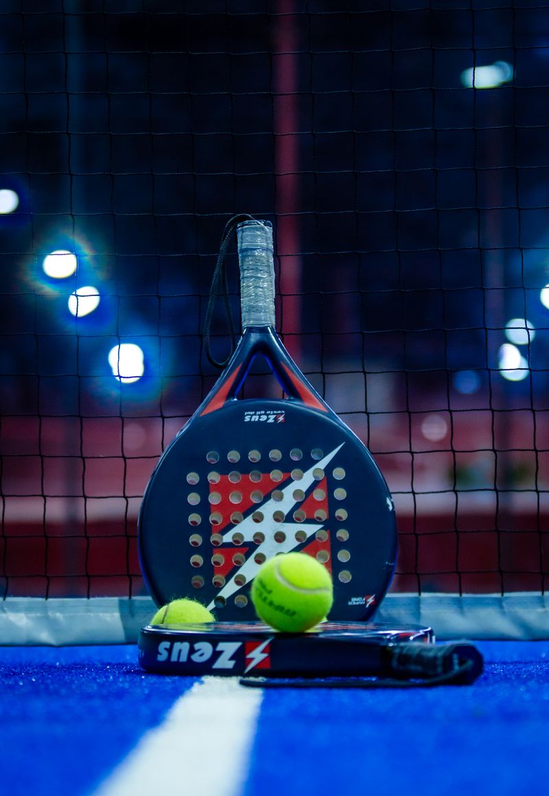 Sesi latihan raket padel outdoor