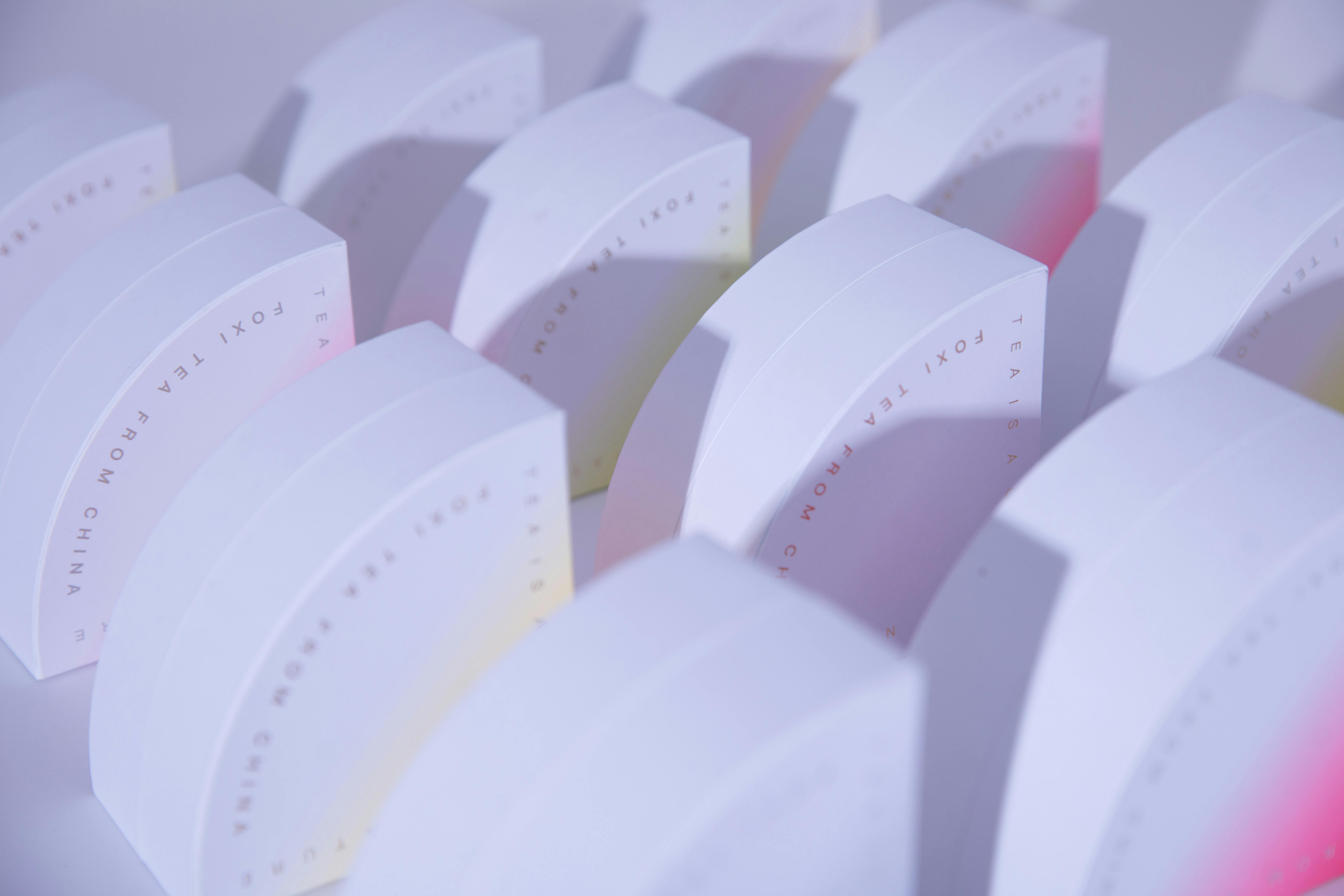 Gratis Elegante arreglo de empaque de té moderno con suaves degradados pastel, creando una apariencia elegante y minimalista. Foto de stock