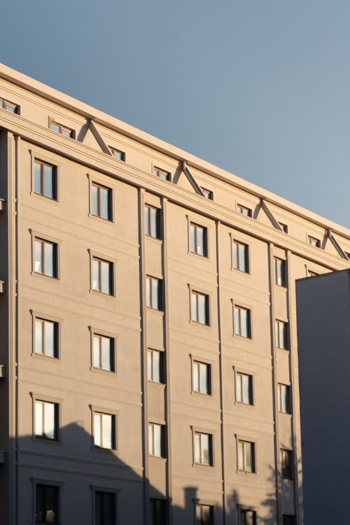 Free Modern urban building facade captured during golden hour with clear sky. Stock Photo