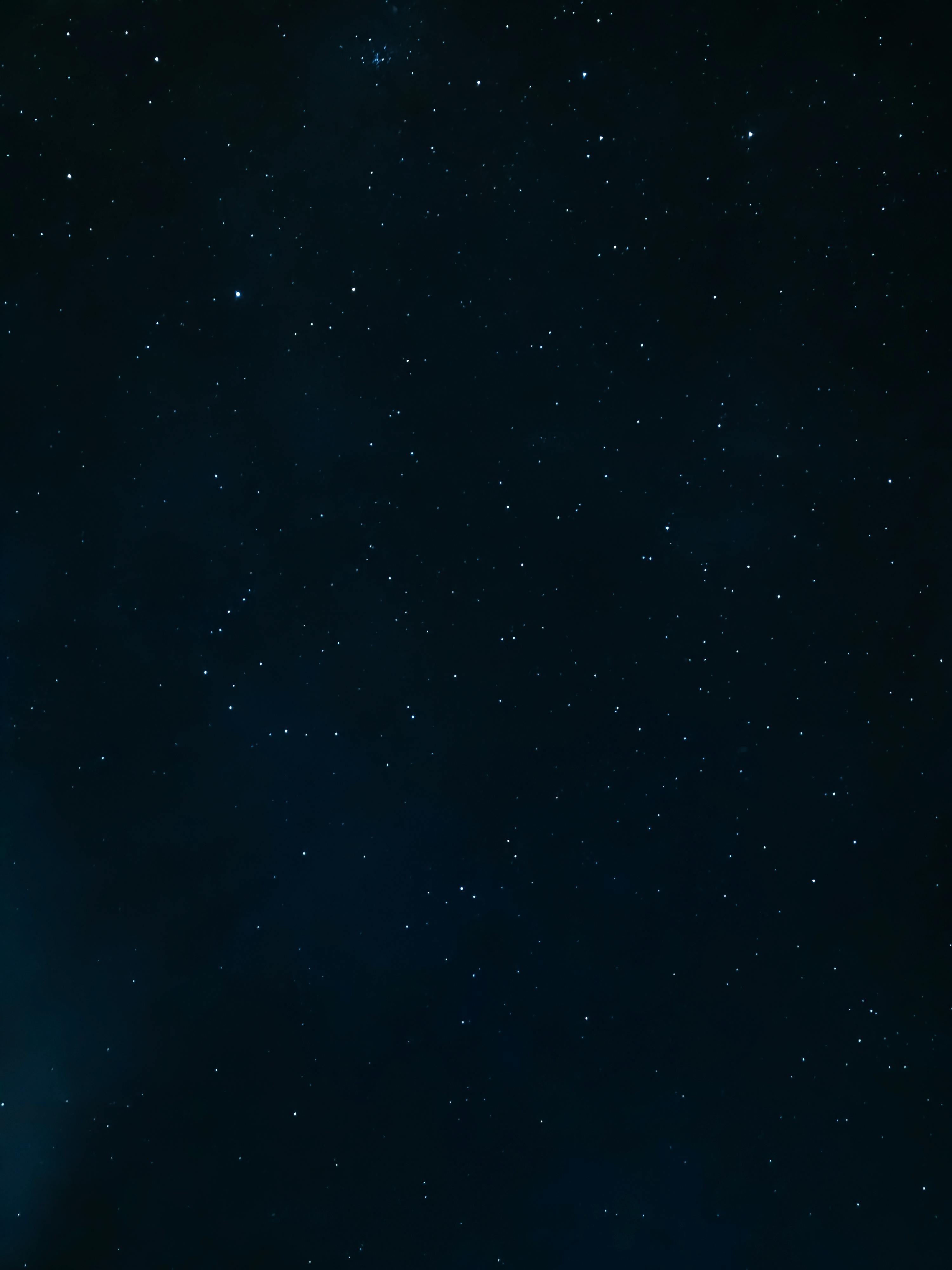 Gratis Una vista fascinante de un cielo nocturno lleno de estrellas tomada en Minas Gerais, Brasil, que muestra la belleza natural. Foto de stock