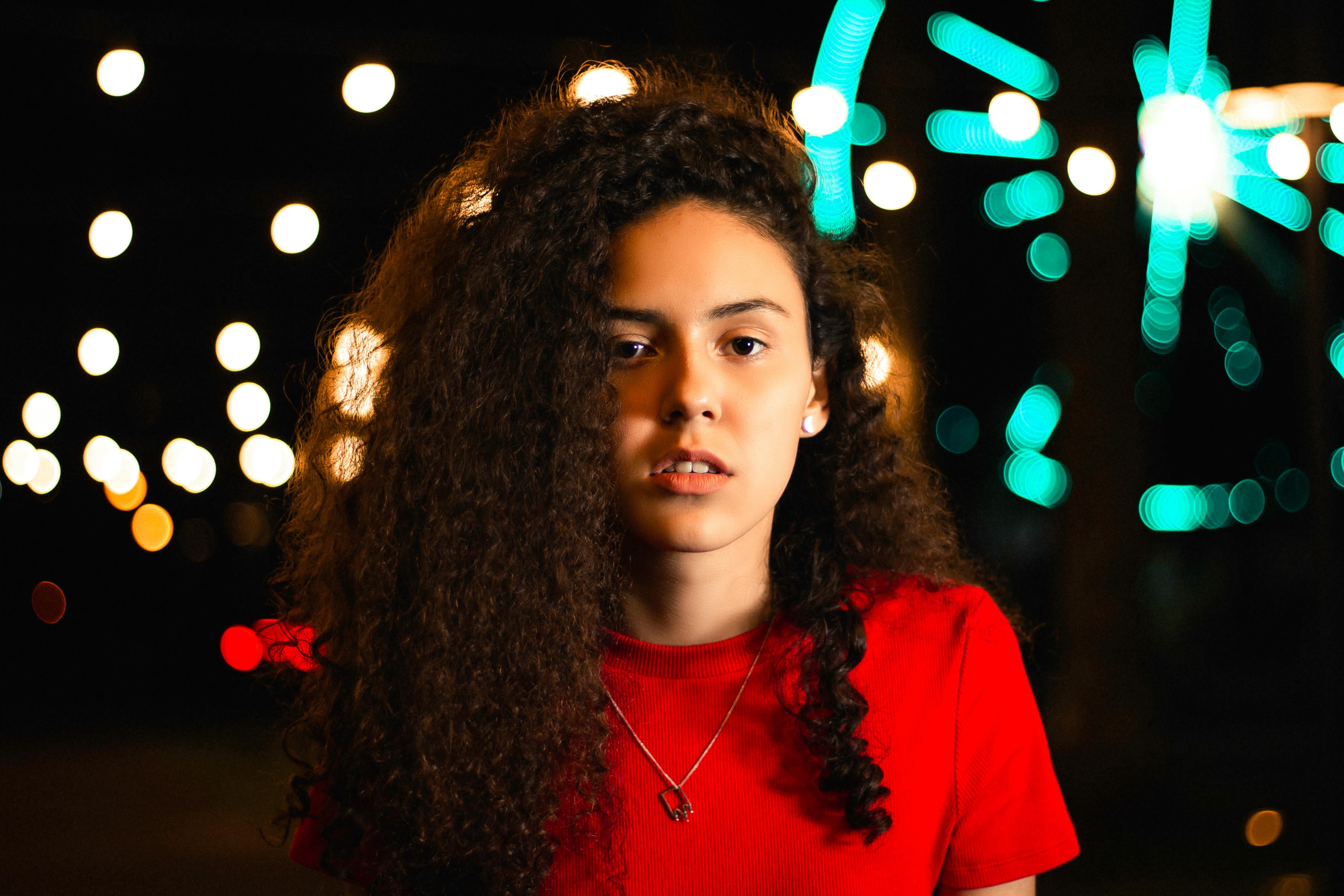 Gratis Foto Wanita Mengenakan Atasan Merah Foto Stok