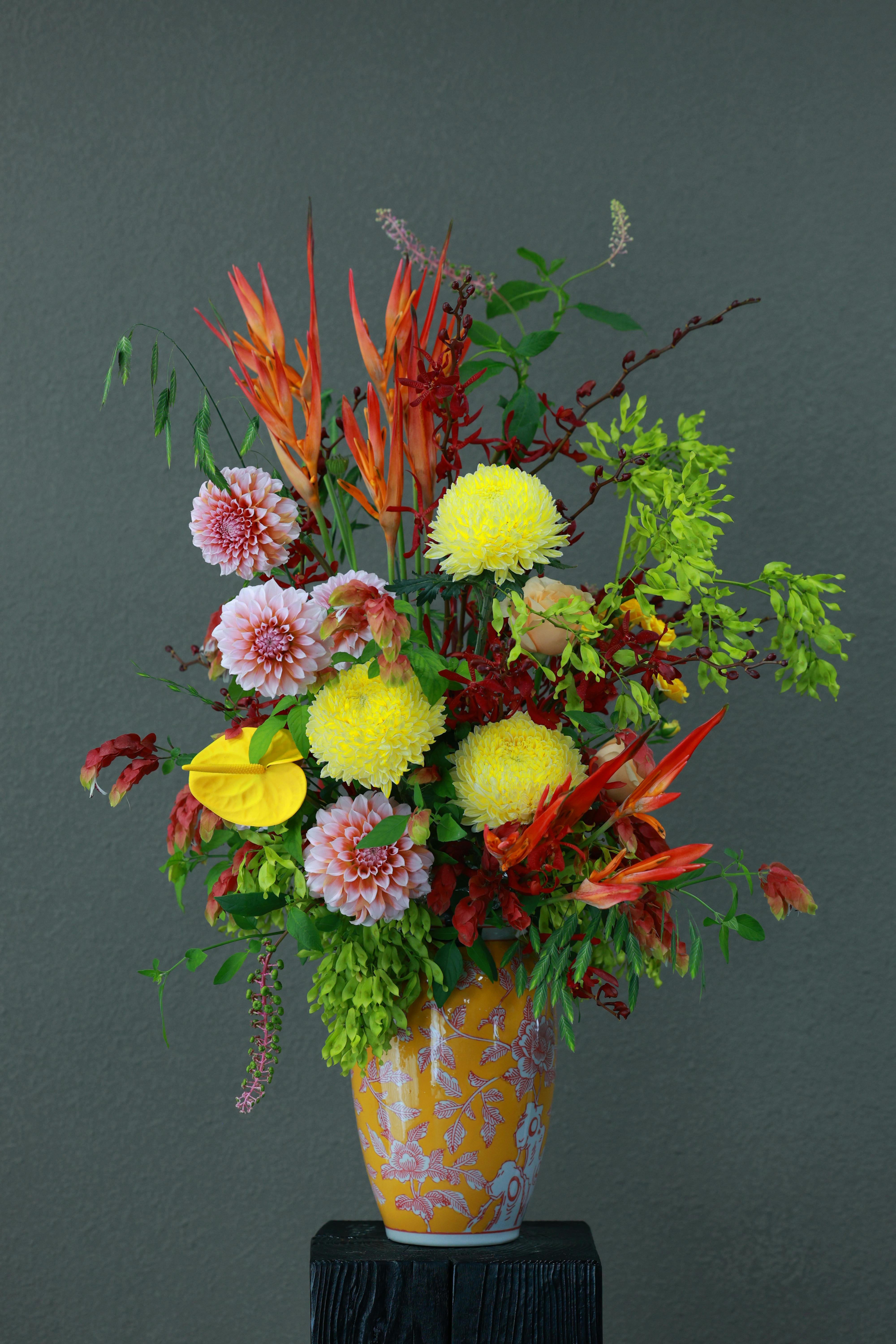[ColoSach]-colorful-floral-arrangement-featuring-yellow-chrysanthemums-and-pink-dahlias-in-a-decorative-vase.