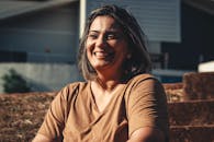 在巴西隆德里纳，一位快乐的女子在户外沐浴阳光，捕捉幸福