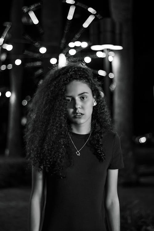 Photographie De Portrait En Niveaux De Gris D'une Femme