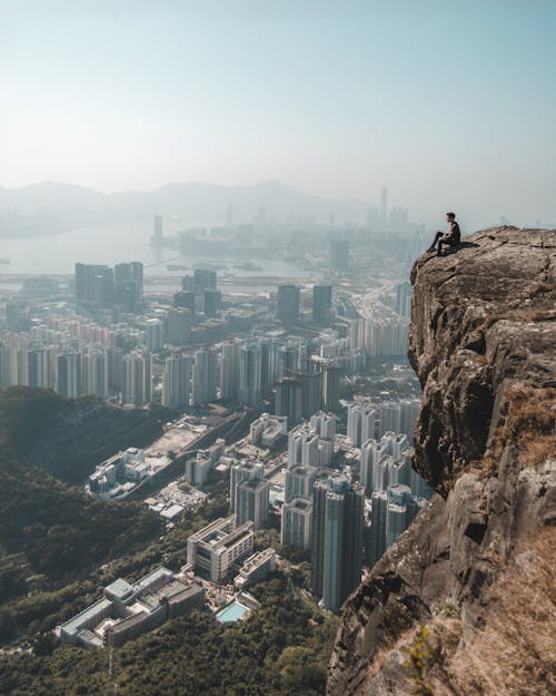 Pria Yang Duduk Di Gunung Meninjau Gedung Metropolitan