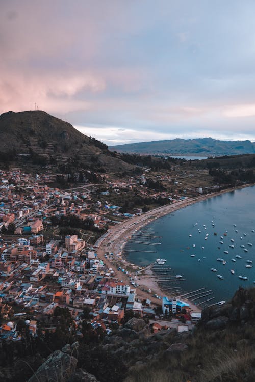 Fotografía Aérea De Una Ciudad Junto Al Mar