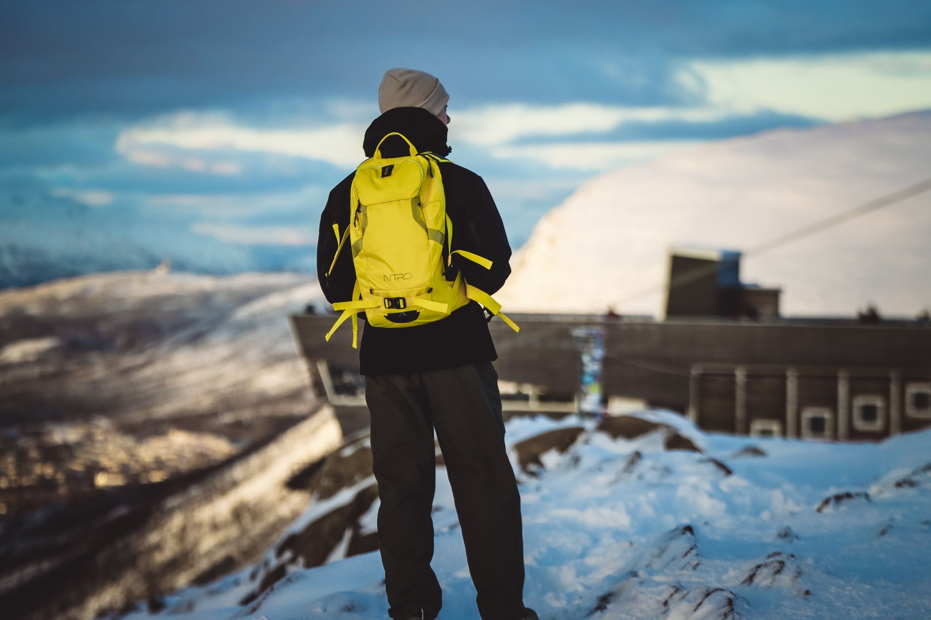 전세자금대출 조건|2025년 최신 정보 확인 4 A hiker with a yellow backpack explores the snowy landscape of Tromsø, Norway.