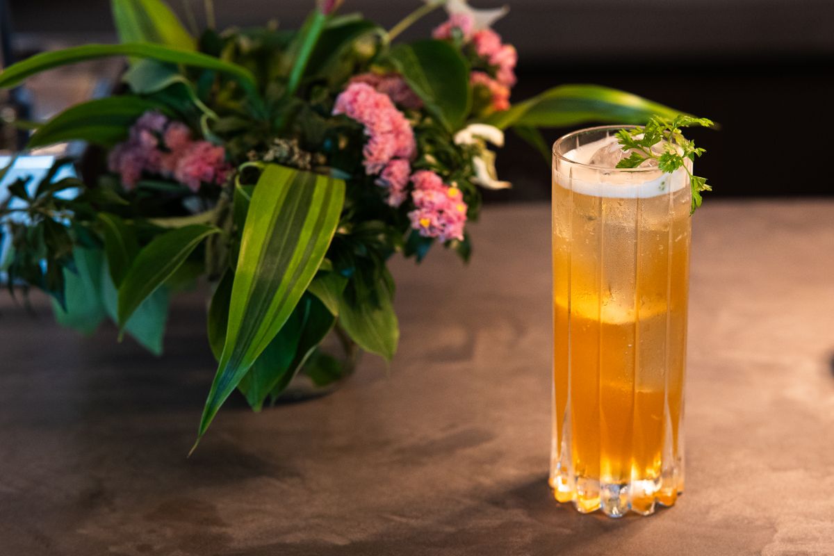 Cocktail analcolico elegante con agrumi e garnish