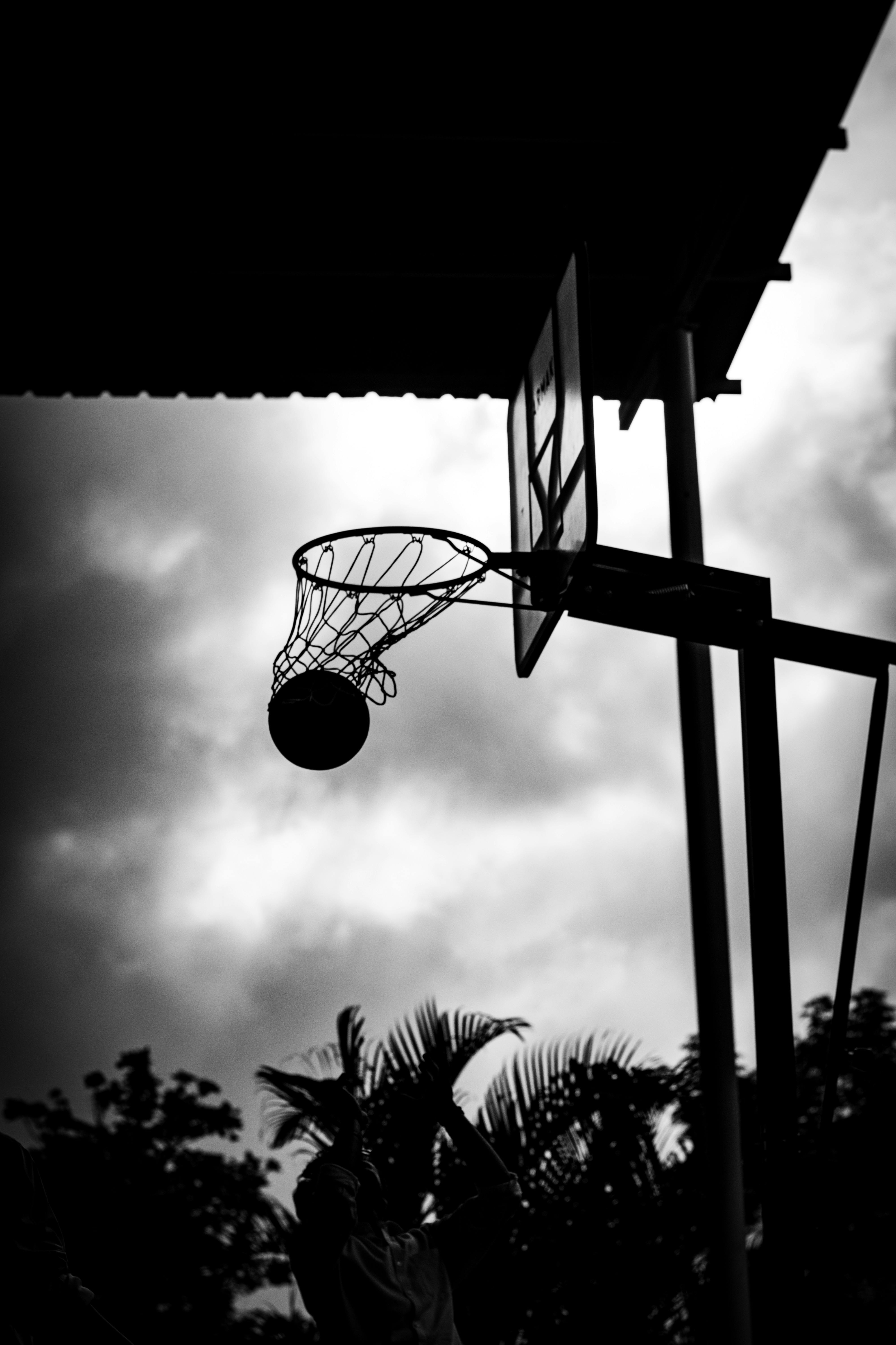 Panier De Basket Monochrome Avec Ballon En Mouvement · Photo gratuite