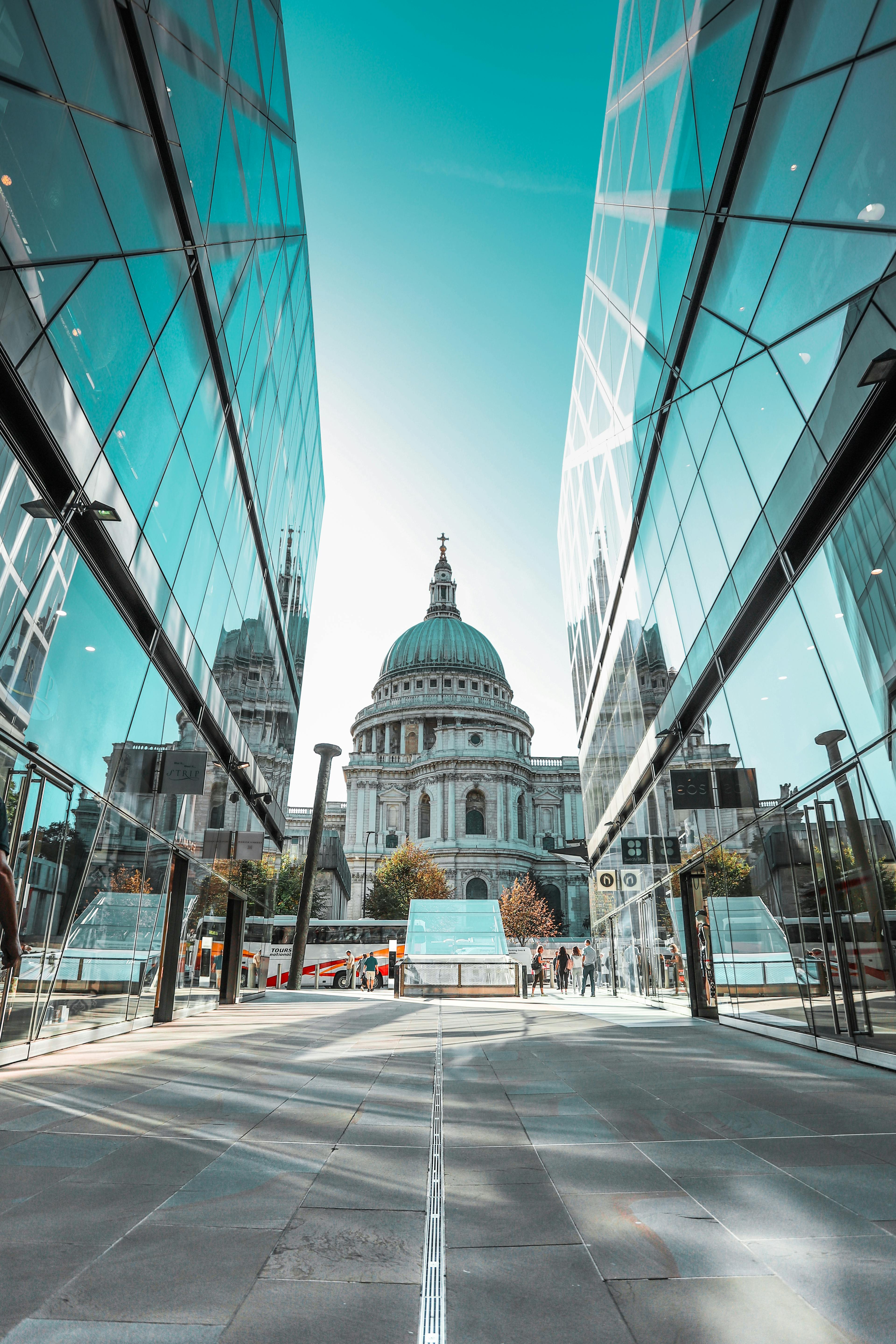 圣保罗大教堂倒映在现代玻璃建筑之间，美丽地展示了伦敦的建筑风貌