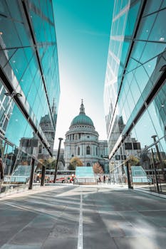 圣保罗大教堂倒映在现代玻璃建筑之间，美丽地展示了伦敦的建筑风貌