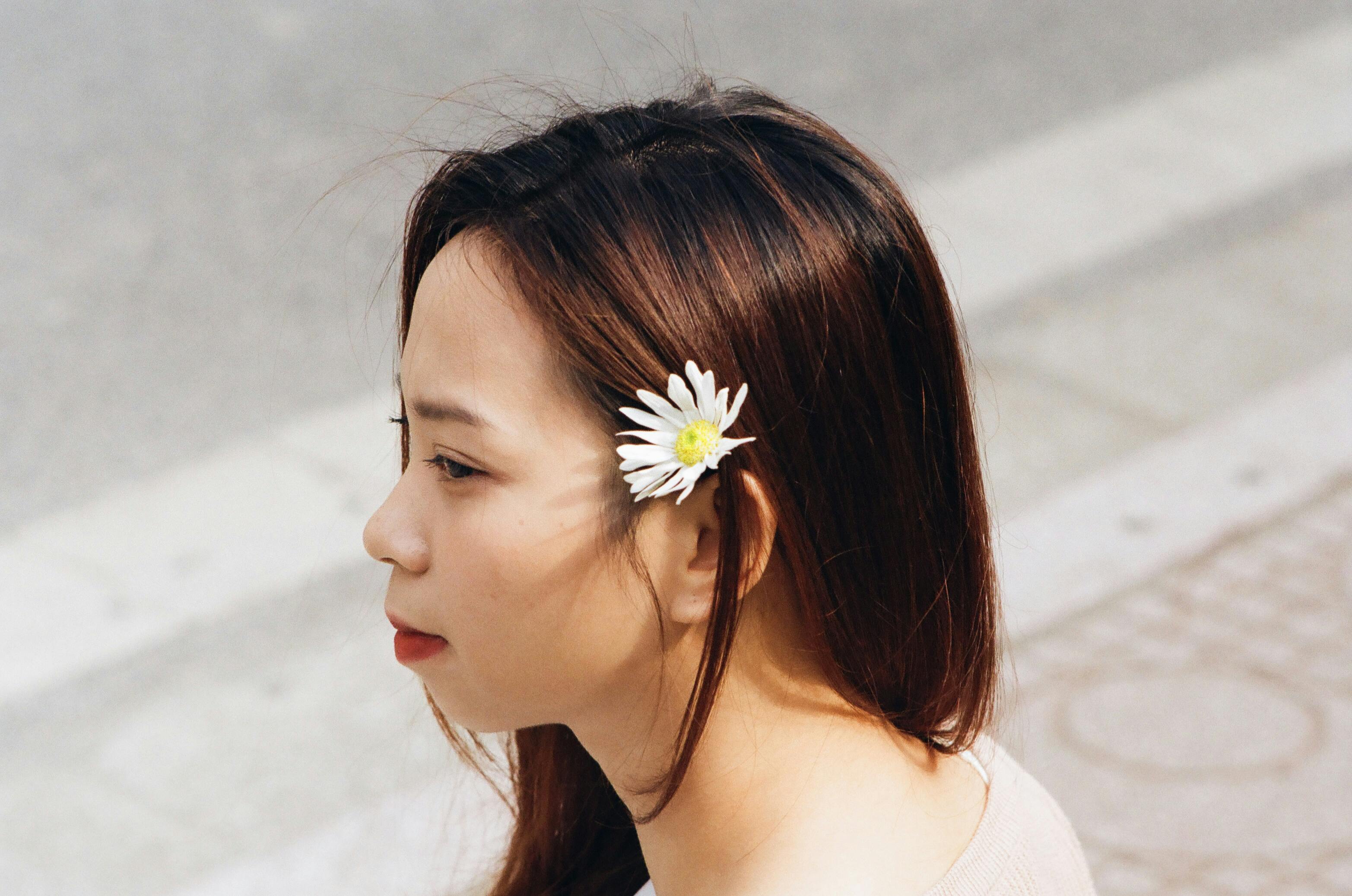 Gratis Wanita Dengan Bunga Putih Foto Stok