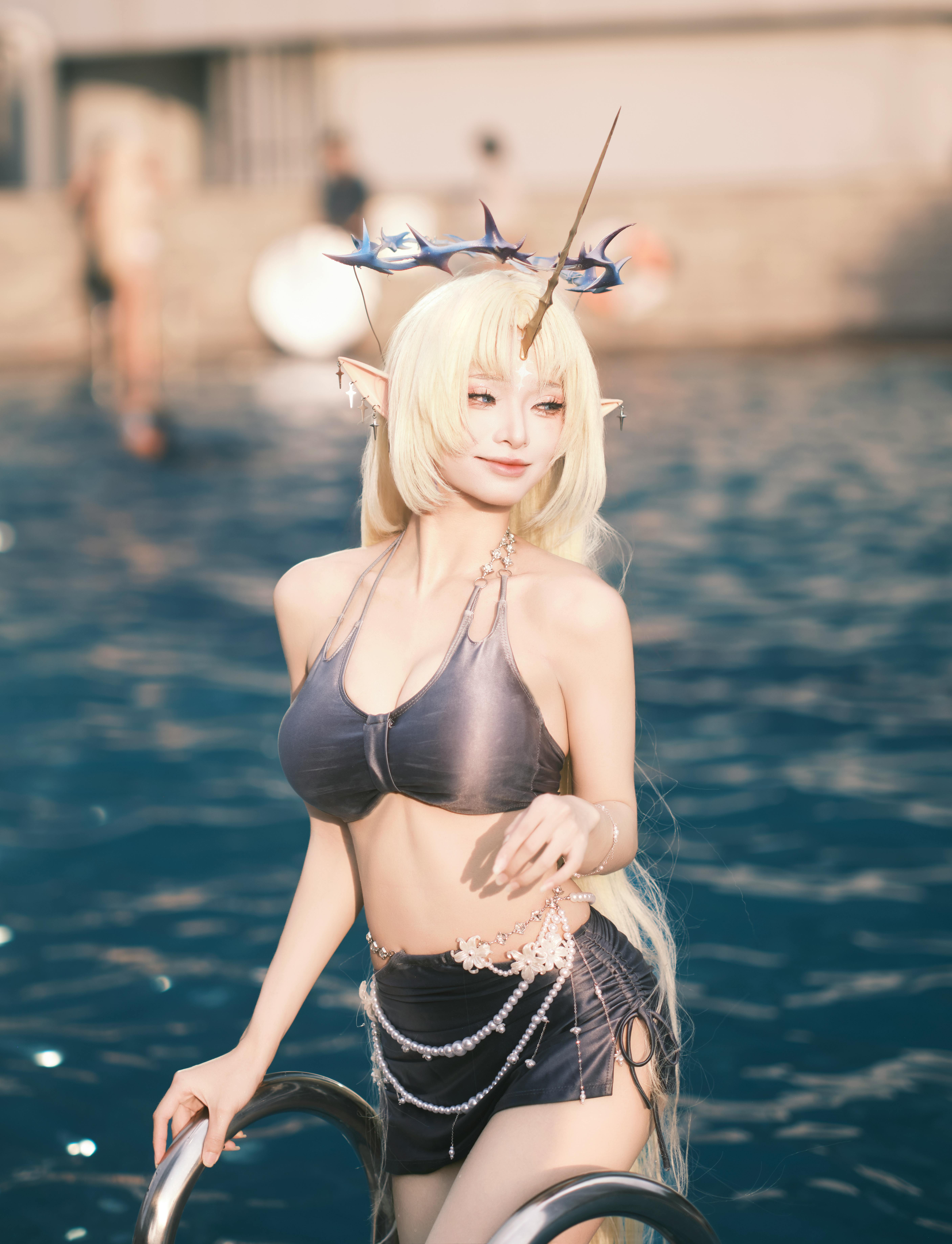 Gratuit Personnage de sirène enchanteur avec un costume fantastique au bord d'une piscine par une journée ensoleillée. Photos