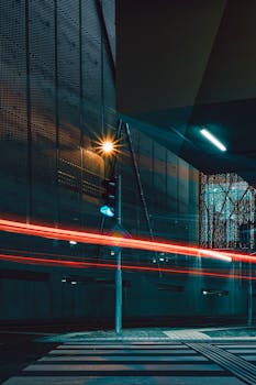 赫拉德茨·克拉洛韦城市街道的夜间动态照片，展现了灯光步道的活力与城市建筑的景象