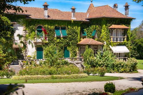 Free Beautiful ivy-covered villa with classic architecture in Porto, Portugal. Stock Photo