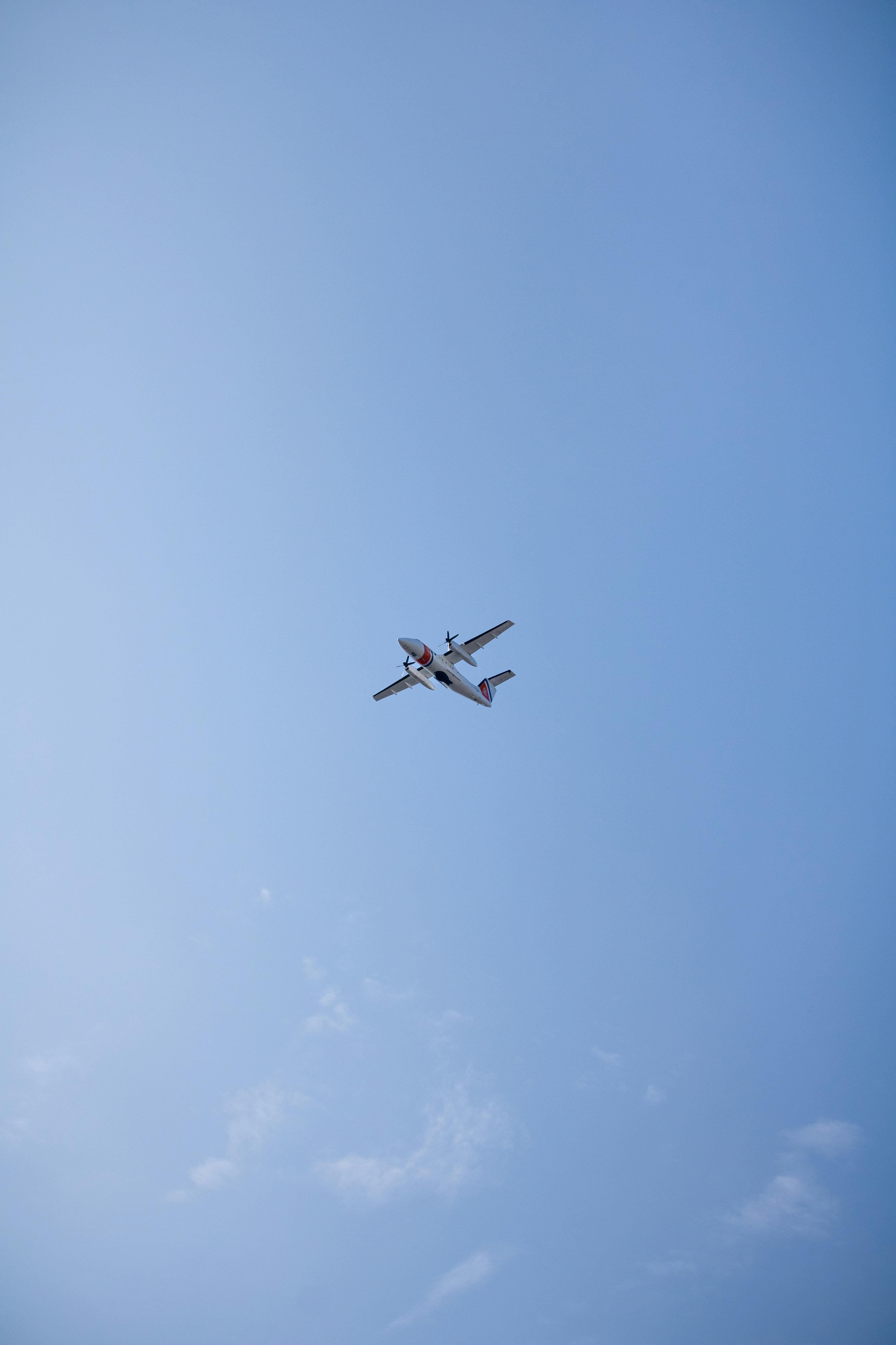 Gratuit Un avion mic zboară sus pe un cer albastru senin, perfect pentru călătorii și concepte de aviație. Fotografie de stoc