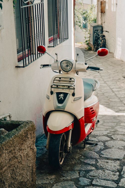 Free Colorful scooter parked in a charming alley in Marmaris, Türkiye. Stock Photo