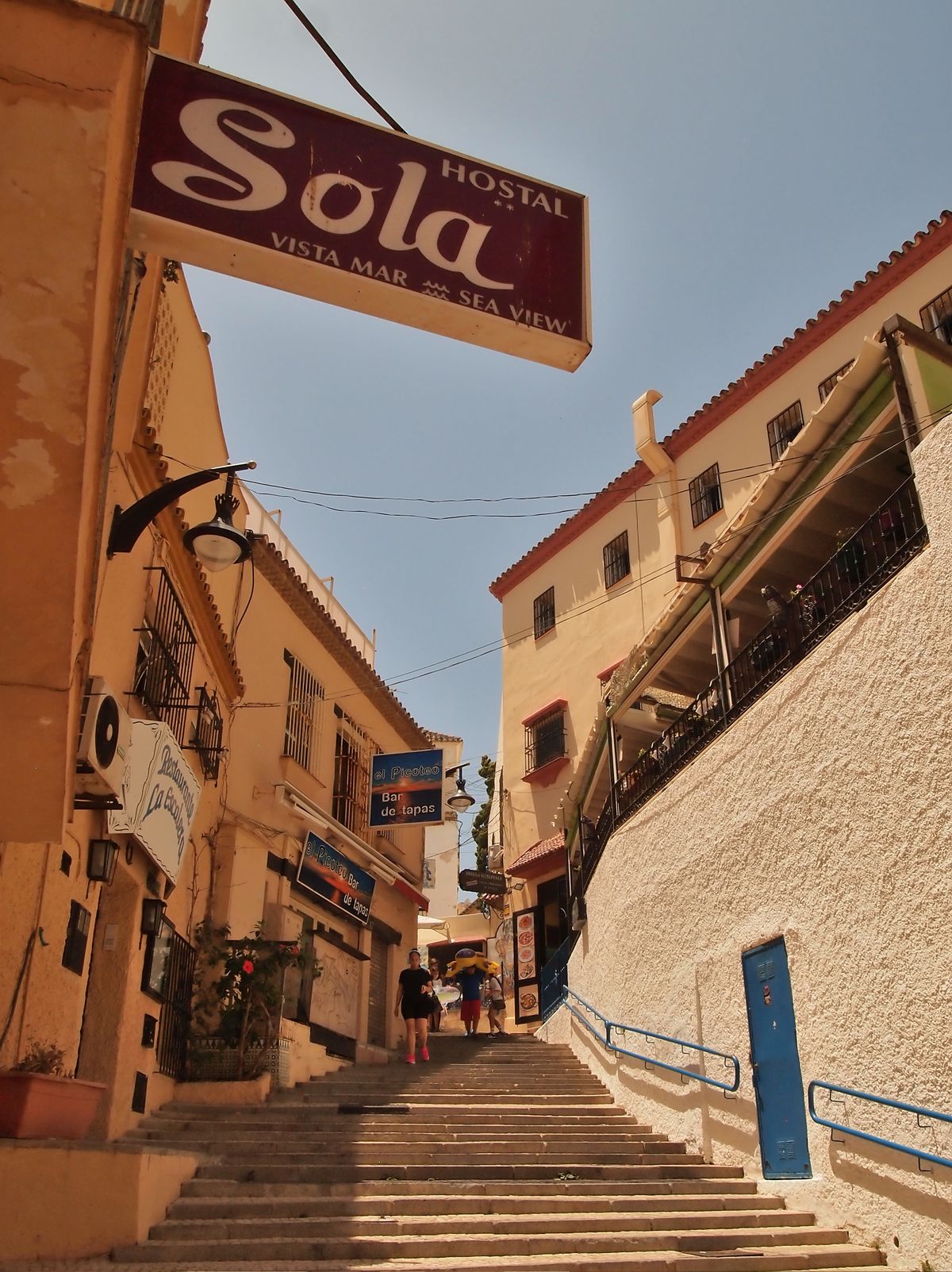Torremolinos - stradă din centru cu firme de hostaluri