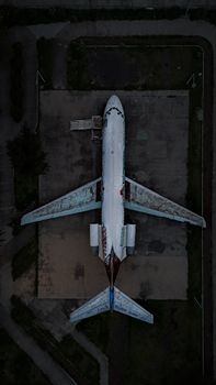 Aerial image of an abandoned airplane in Ecatepec de Morelos, Mexico, showcasing decay from above.