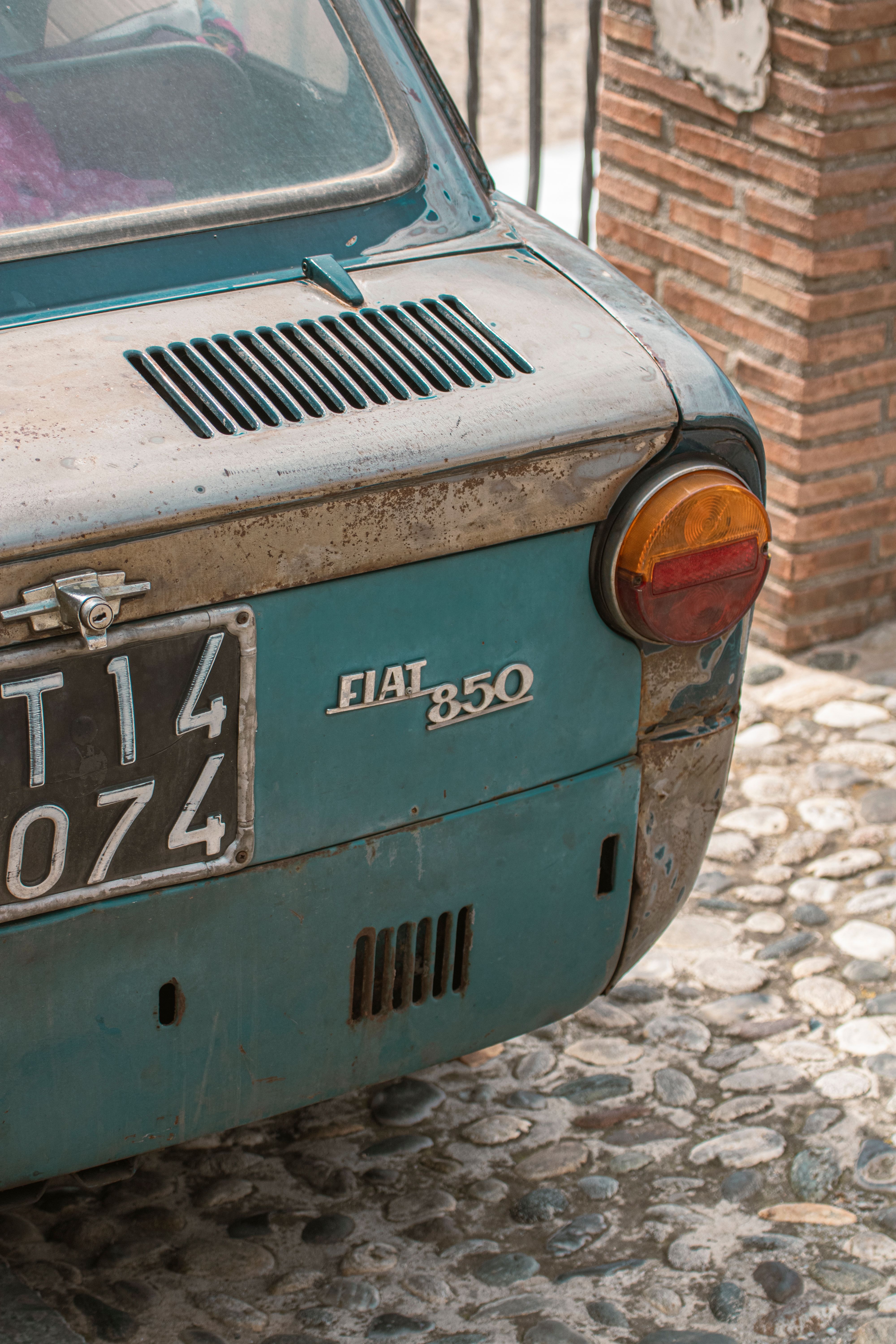 grátis Um Velho Fiat Em Uma Antiga Rua Italiana. Foto profissional
