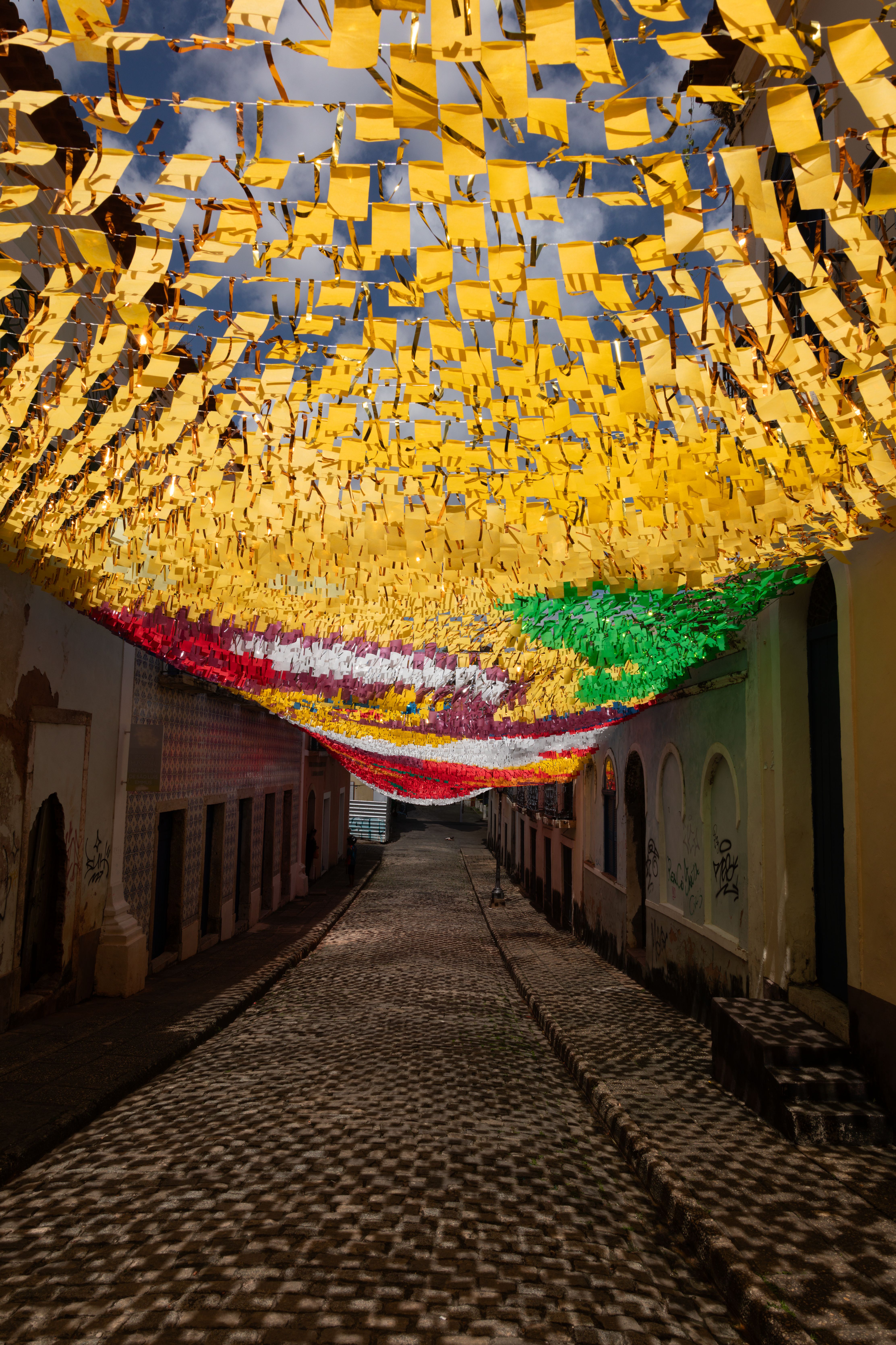Fotomural Decoraciones vibrantes cubren una calle en São Luís, Maranhão, Brasil, durante un festival.