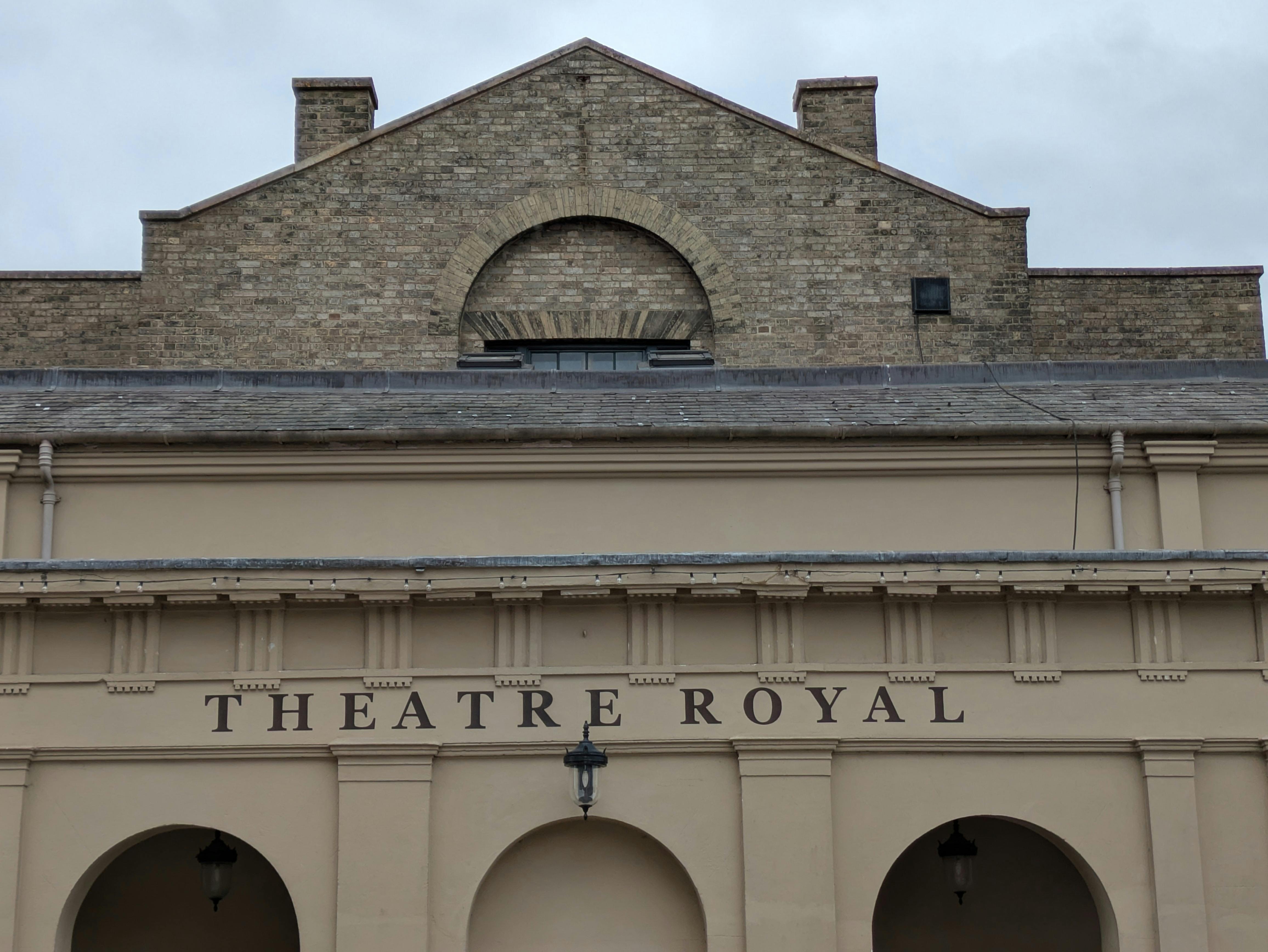 Kostenlos Die Vorderfassade des historischen Theatre Royal in Bury St. Edmunds zeigt klassisches Architekturdesign. Stock-Foto