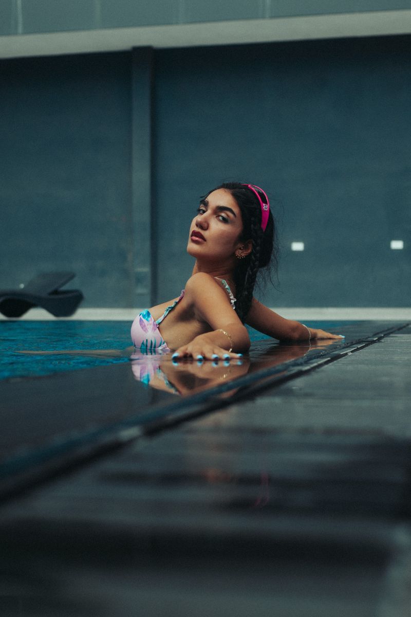 Beautiful Brunette Woman in Swimming Pool · Free Stock Photo