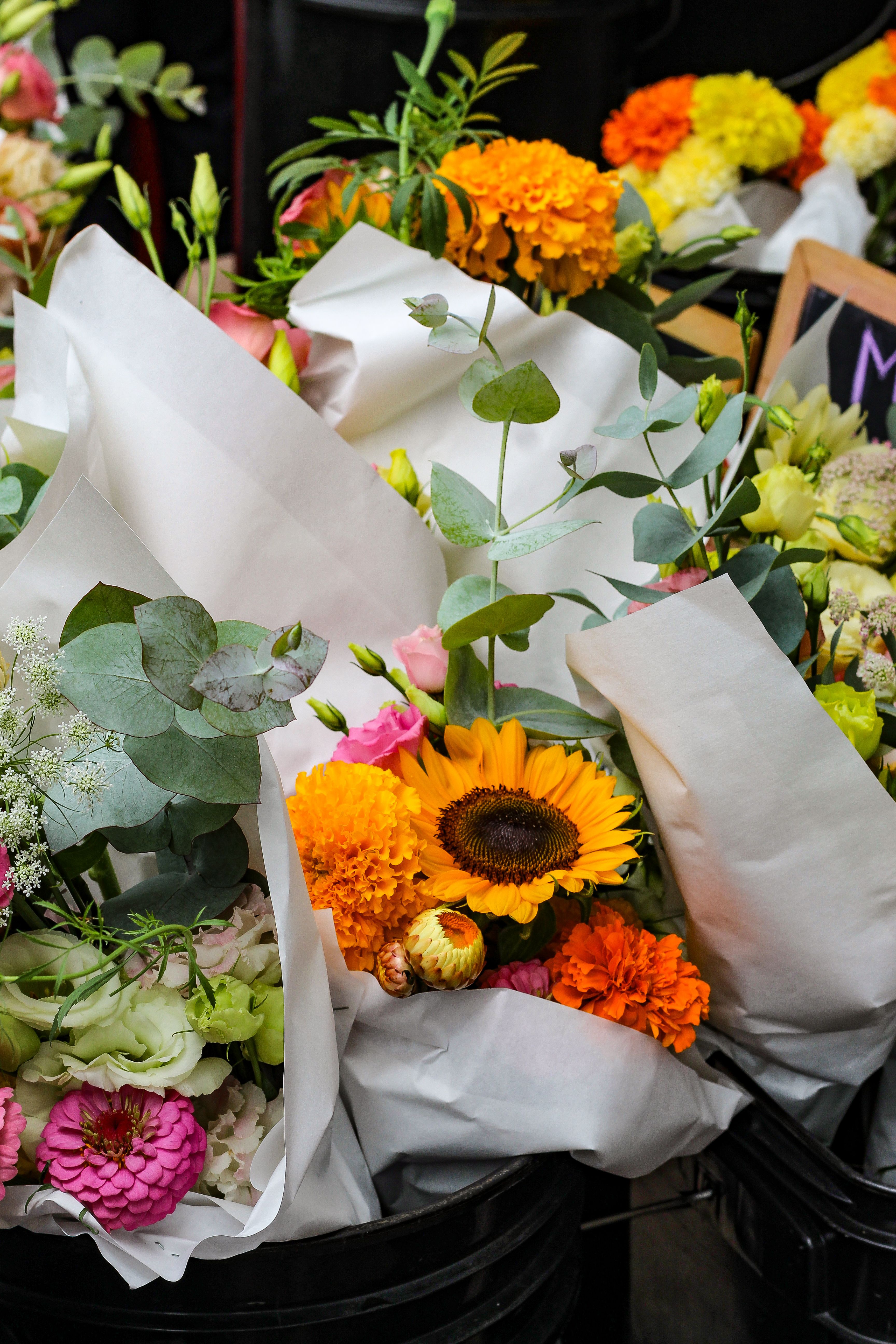 [ColoSach]-colorful-flower-bouquets-at-an-atlanta-farmers-market-showcasing-sunflowers-and-marigolds.