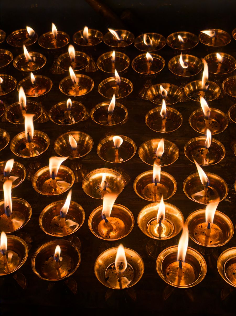 Centenas de lamparinas de manteiga acesas num templo de Kathmandu